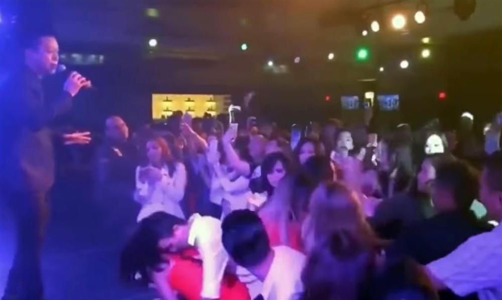 Trên sân khấu Tuấn Hưng hát nắm tay anh, ở dưới fan nữ giật tóc nhau-2