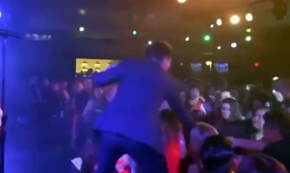 Trên sân khấu Tuấn Hưng hát nắm tay anh, ở dưới fan nữ giật tóc nhau-3