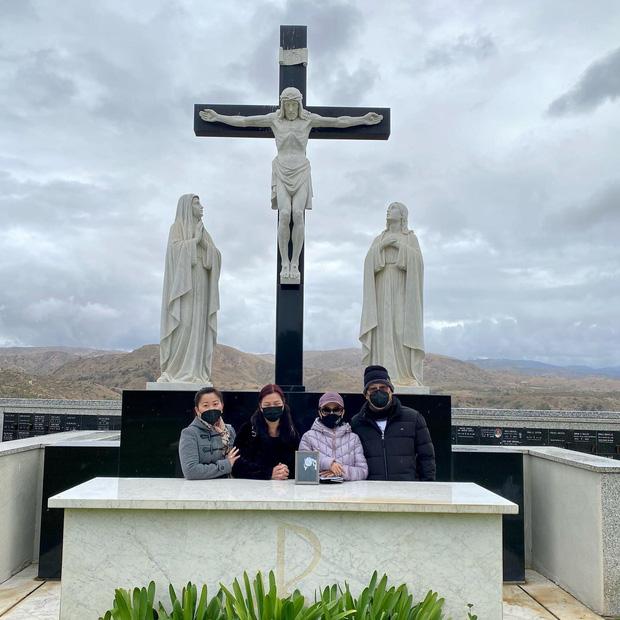 Bà xã Chí Tài lộ đôi mắt sưng húp khi thăm mộ chồng-4