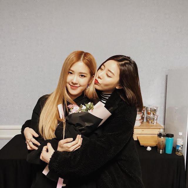 Chuyện hài hước đằng sau cuộc gặp gỡ đầu tiên của các cặp bạn thân Kpop-1