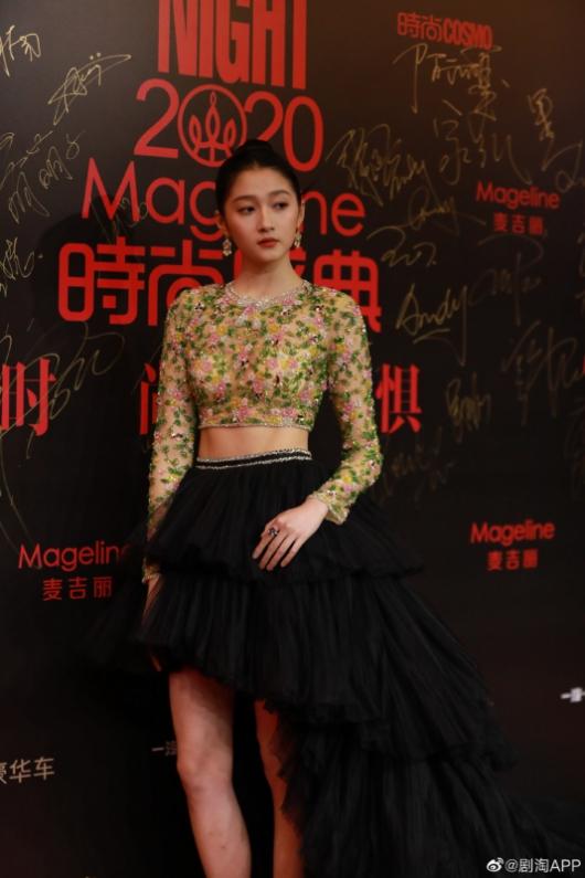 Bộ trang phục phá cách này của Quan Hiểu Đồng nhận nhiều ý kiến trái chiều. Có người ví phần thân trên của người đẹp như... món trứng rán hành.