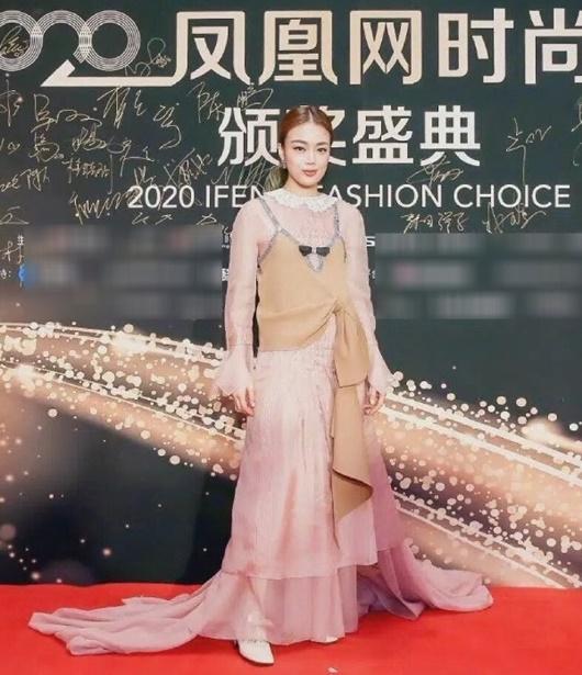 Chẳng còn lời nào để nói về chiếc váy này của Dung Tổ Nhi nữa! Trông cứ như khăn trải bàn kết hợp với rèm cửa vậy.