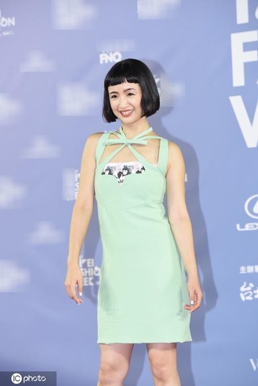 Tạo hình lỗi từ váy cho đến kiểu tóc, cách trang điểm, Lâm Y Thần khiến người hâm mộ khó lòng nhận ra cô chính là nàng Tương Cầm khả ái năm nào.