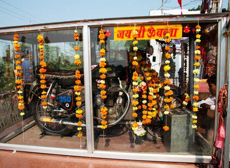 Đền Bullet Baba, Rajasthan - Ấn Độ nằm ở Jodhpur, tôn kính chiếc mô tô 350 phân khối có tên Royal Enfield. Ngôi đền khác thường ở Ấn Độ này được dành riêng cho một người tên Om Banna, người đã gặp một tai nạn chết người khi lái chiếc xe yêu quý của mình. Theo người dân địa phương, chiếc xe máy được đưa về đồn cảnh sát địa phương sau khi vụ tai nạn xảy ra, nhưng sau đó nó lại xuất hiện ở một địa điểm khác. Cuối cùng, người ta xây một ngôi đền riêng cho chiếc xe bí ẩn này.