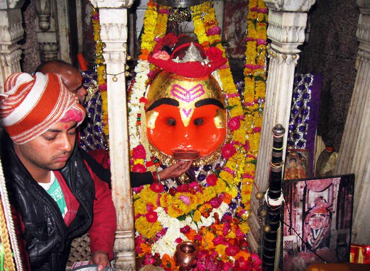 Đền Kal Bhairav, Ấn Độ
Đền Kal Bhairav ở thành phố Ujjain, Madhya Pradesh. Nằm trên bờ sông Shipra, ngôi đền này đón hàng trăm tín đồ mỗi ngày. Không có gì khác thường ngoại trừ rượu là một lễ vật chính được dâng lên các vị thần trong ngôi đền ở đây. Khi đến thăm ngôi đền, những người sùng đạo trao chai rượu cho người giữ đền, sau khi rót vào đĩa, người này sẽ nghiêng chai rượu gần môi của vị thần, sau đó rượu bắt đầu biến mất. Sau nghi lễ này, khoảng 1/3 chai rượu được trả lại cho những người sùng đạo dưới dạng “prasad”, một món đồ chay.