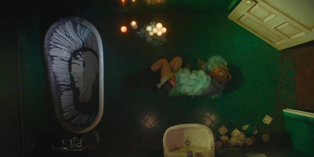 Nhan sắc thăng hạng nhưng Rosé BlackPink vẫn không thoát khỏi kiếp chà sàn nhà-4