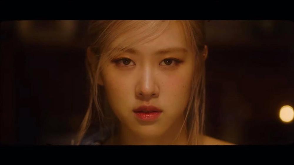 Nhan sắc thăng hạng nhưng Rosé BlackPink vẫn không thoát khỏi kiếp chà sàn nhà-5