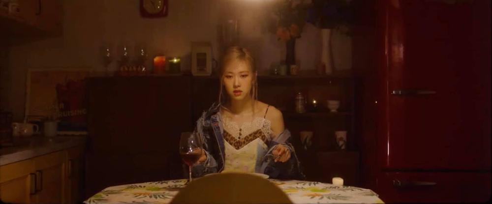 Nhan sắc thăng hạng nhưng Rosé BlackPink vẫn không thoát khỏi kiếp chà sàn nhà-2