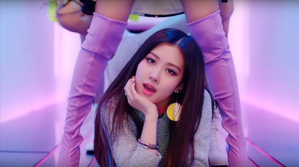 Nhan sắc thăng hạng nhưng Rosé BlackPink vẫn không thoát khỏi kiếp chà sàn nhà-10