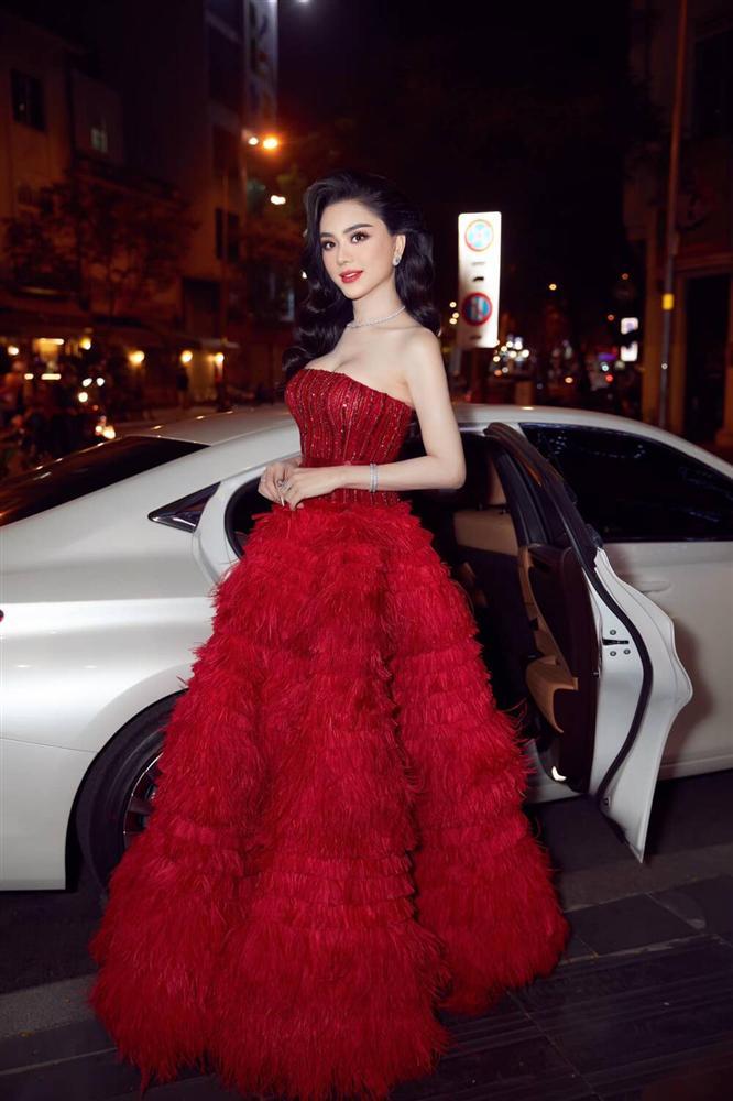 Cao 1m55, Hòa Minzy vẫn cân đẹp khi đụng hàng Ngọc Trinh - Lâm Khánh Chi-6