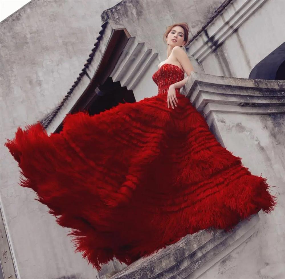 Cao 1m55, Hòa Minzy vẫn cân đẹp khi đụng hàng Ngọc Trinh - Lâm Khánh Chi-4