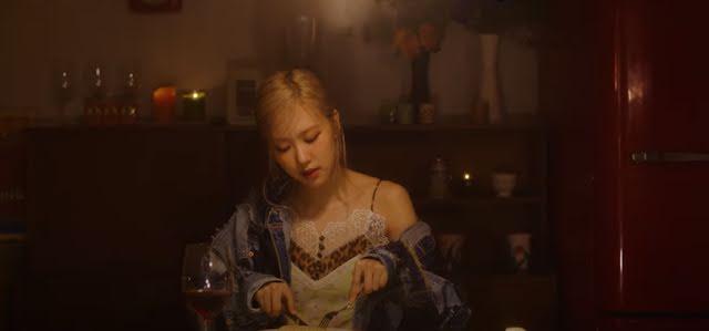 YG tung teaser cực nhây cho Rosé nhưng fan vẫn quyết soi tá hint nổi da gà-10