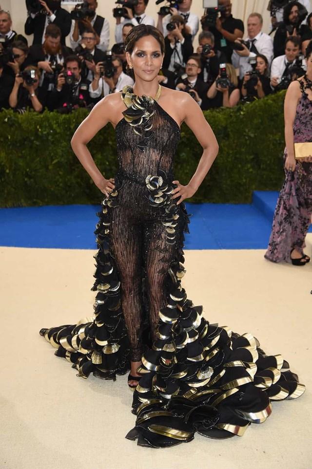 Những bộ váy ‘hở bạo’ nhất trong lịch sử thảm đỏ-16