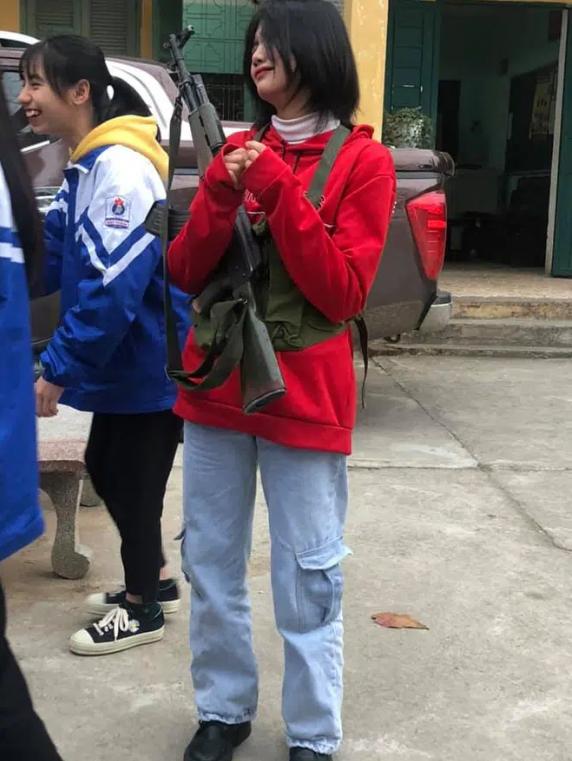 Nữ sinh bật khóc khi phải học Quốc phòng, nghe lý do ai cũng phì cười đồng cảm-4