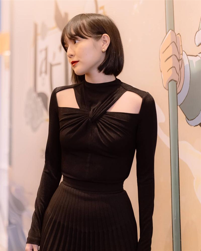 Diện cùng kiểu váy khoét sâu, Hoa hậu Tiểu Vy được khen ăn đứt Hải Tú-5