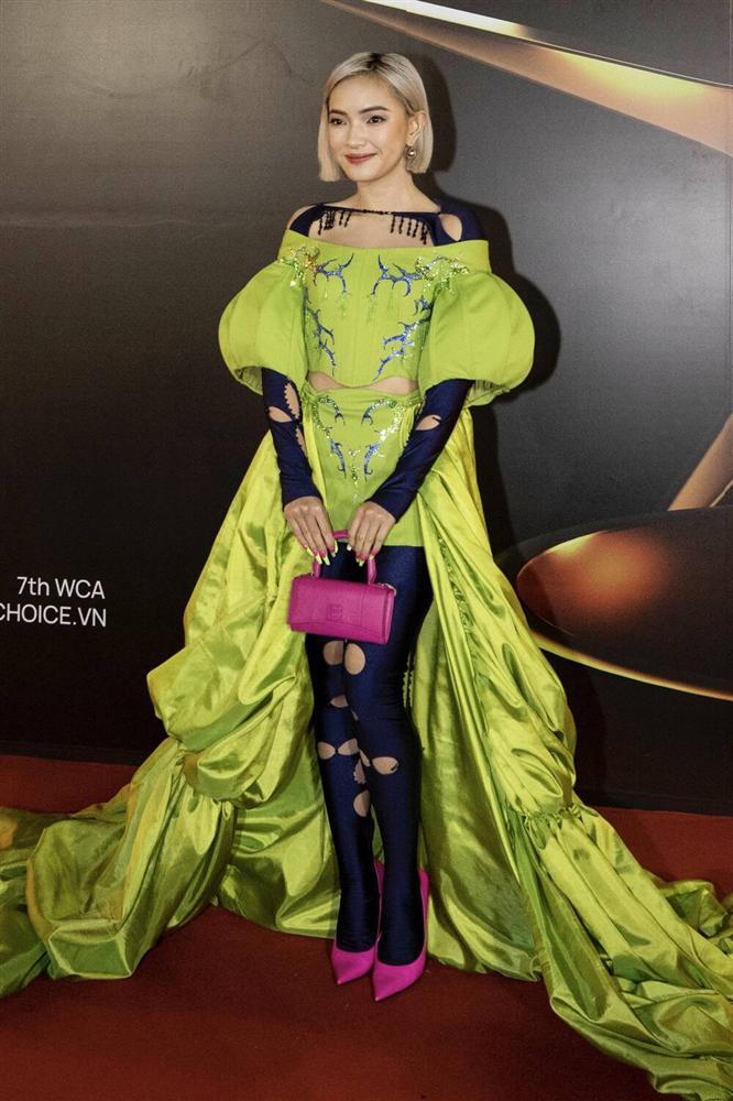 Đi sự kiện, Tiktoker Lê Bống diện đồ như tập thể dục buổi sáng - Chi Pu lại mặc như nội y-5