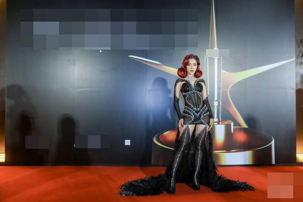 Đi sự kiện, Tiktoker Lê Bống diện đồ như tập thể dục buổi sáng - Chi Pu lại mặc như nội y-1