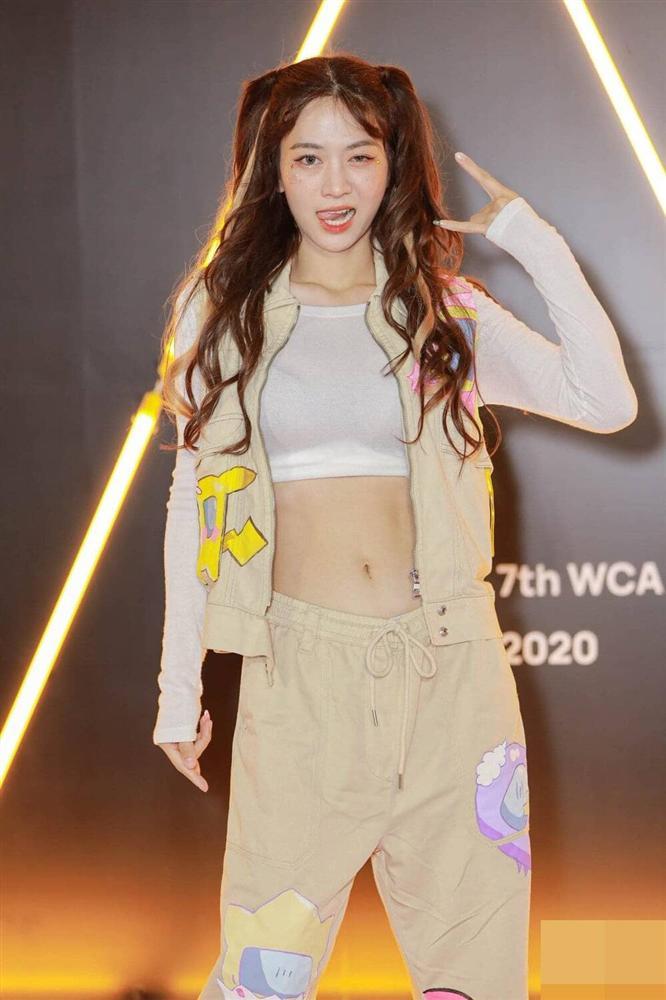 Đi sự kiện, Tiktoker Lê Bống diện đồ như tập thể dục buổi sáng - Chi Pu lại mặc như nội y-7