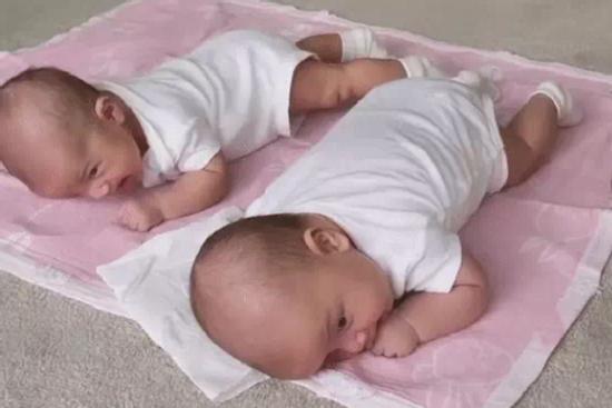 Hồ Ngọc Hà khoe khoảnh khắc cặp song sinh tập lẫy cực yêu