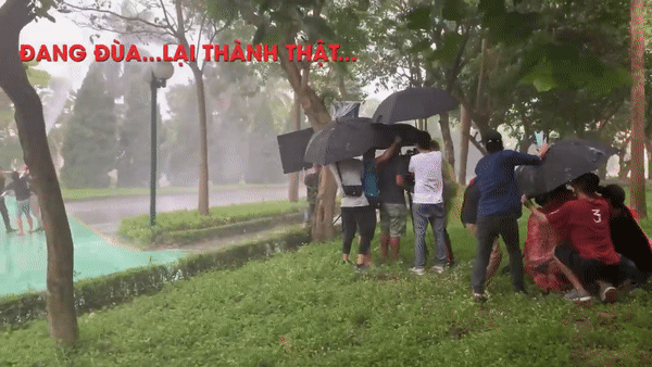 Hậu trường hài hước trong Hướng Dương Ngược Nắng: Nữ diễn viên bị xe tông bởi... 1 chiếc đèn-8