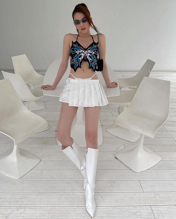 Đụng áo cánh bướm tí hon, Ngọc Trinh bị chê phản cảm - Lisa BLACKPINK chất lừ-1