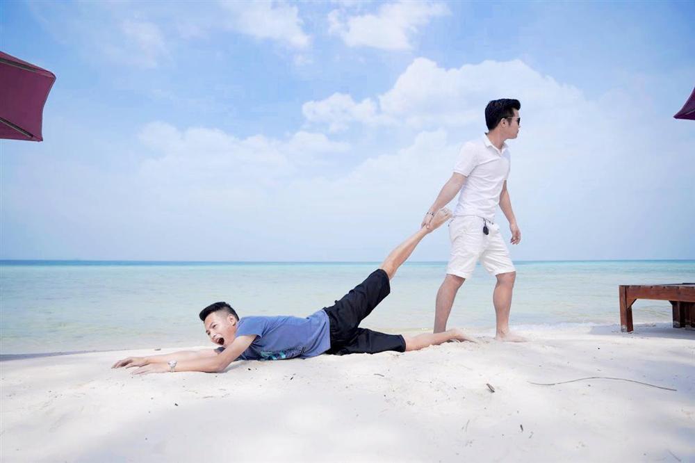 Bộ ảnh cầu xin đi du lịch của 2 anh em gây bão vì pose dáng cực lầy lội-1