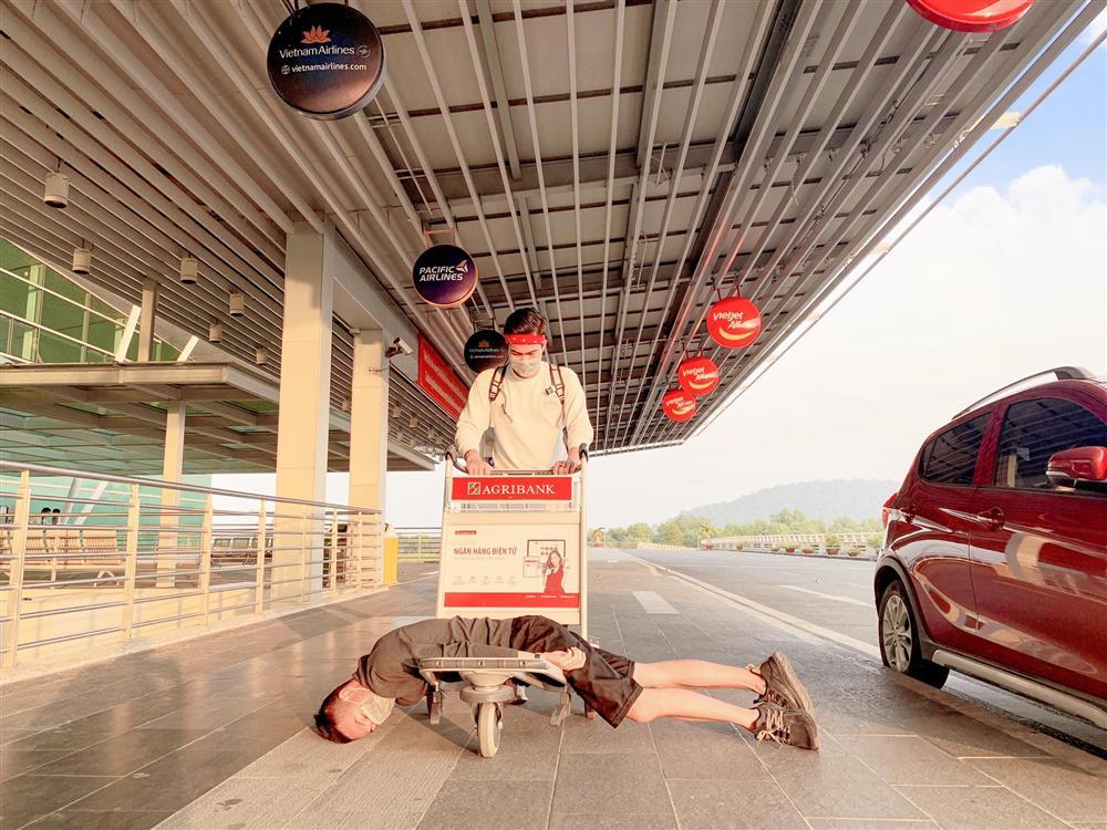 Bộ ảnh cầu xin đi du lịch của 2 anh em gây bão vì pose dáng cực lầy lội-3