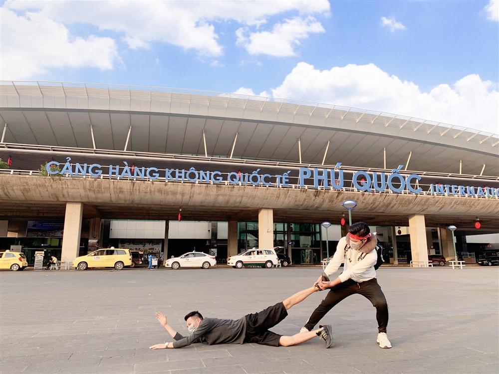 Bộ ảnh cầu xin đi du lịch của 2 anh em gây bão vì pose dáng cực lầy lội-4