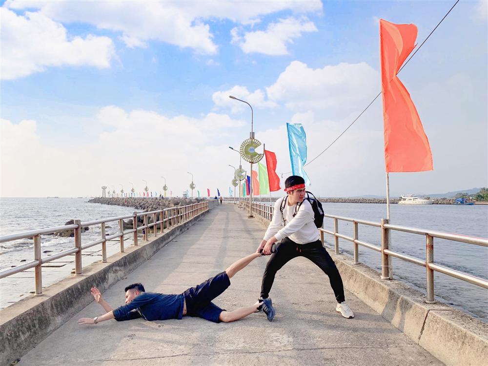 Bộ ảnh cầu xin đi du lịch của 2 anh em gây bão vì pose dáng cực lầy lội-5