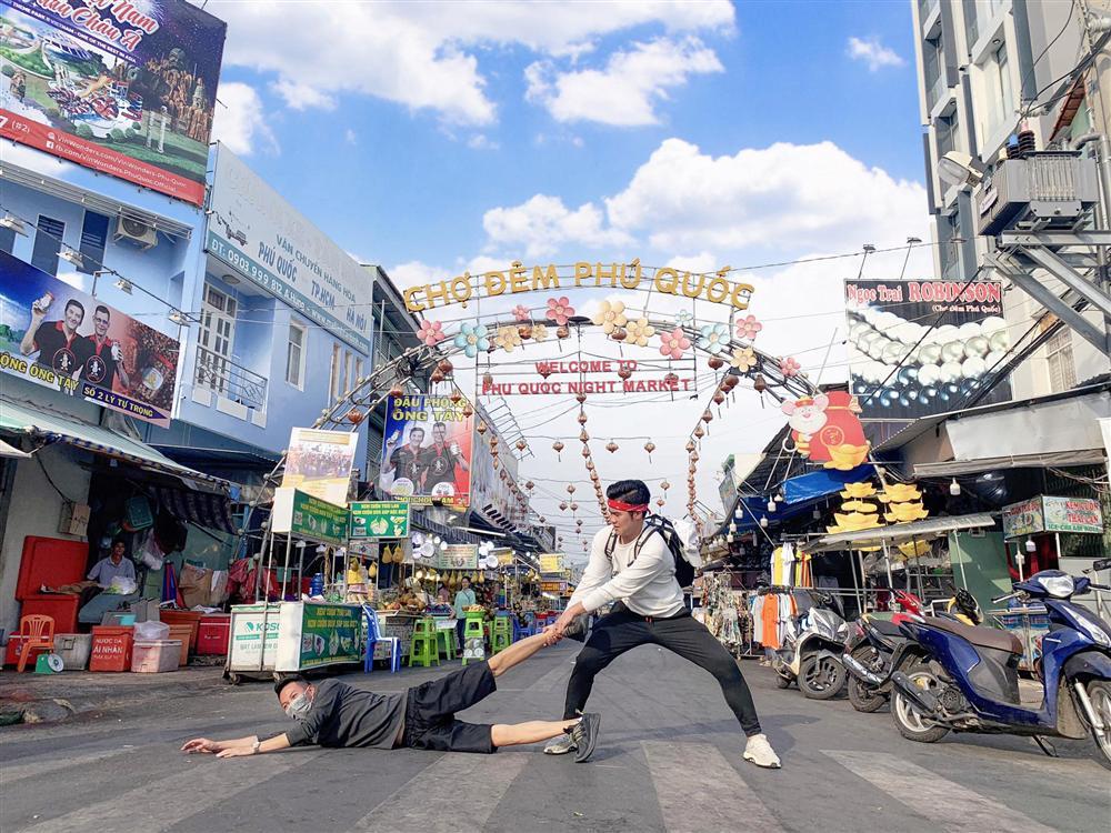 Bộ ảnh cầu xin đi du lịch của 2 anh em gây bão vì pose dáng cực lầy lội-7