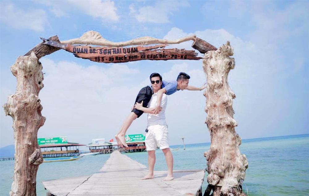 Bộ ảnh cầu xin đi du lịch của 2 anh em gây bão vì pose dáng cực lầy lội-8