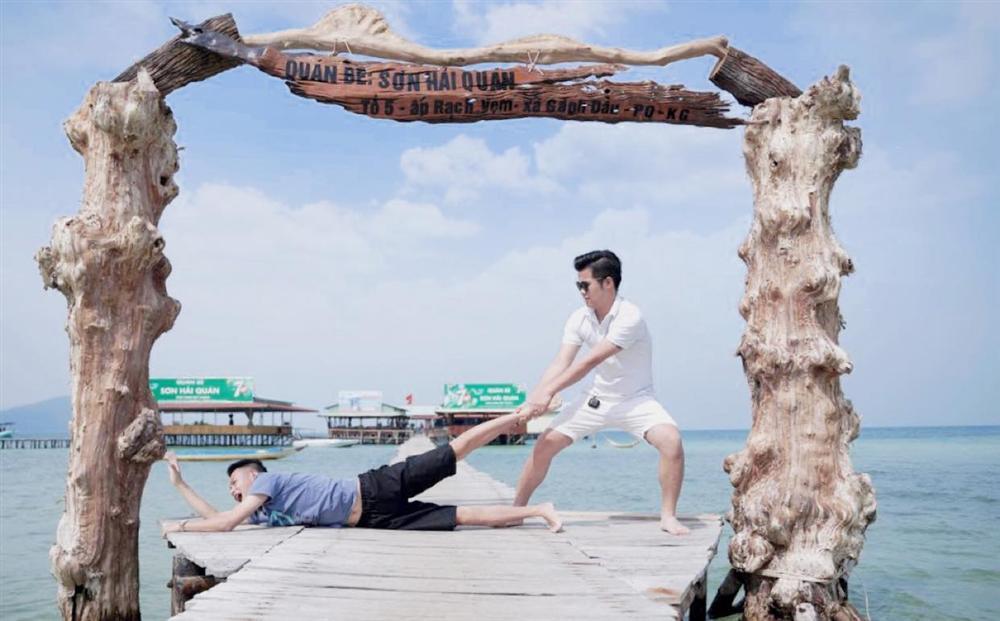 Bộ ảnh cầu xin đi du lịch của 2 anh em gây bão vì pose dáng cực lầy lội-9