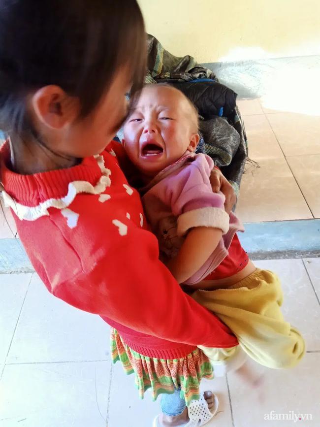 Bé gái lớp 4 ở Lai Châu địu em đến trường, dỗ em đang khóc ngay trong lớp-1
