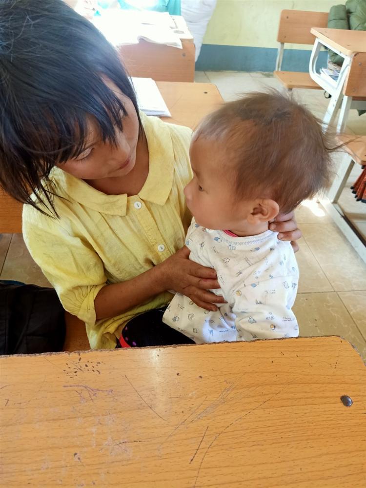 Bé gái lớp 4 ở Lai Châu địu em đến trường, dỗ em đang khóc ngay trong lớp-3