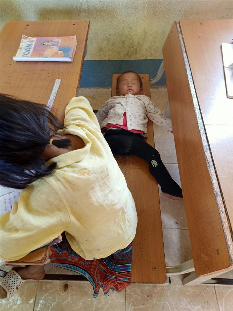 Bé gái lớp 4 ở Lai Châu địu em đến trường, dỗ em đang khóc ngay trong lớp-5