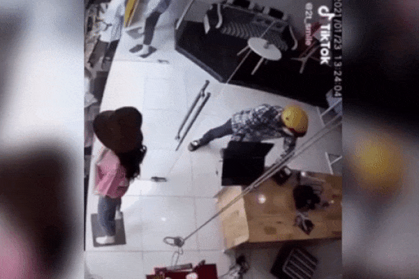 Clip: Tên cướp táo tợn xịt hơi cay vào mặt nữ nhân viên, giật laptop bỏ chạy trong tích tắc