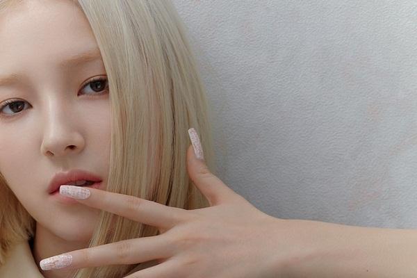 Nancy (MOMOLAND) lộ diện mặc áo 2 dây khoe xương quai xanh-5