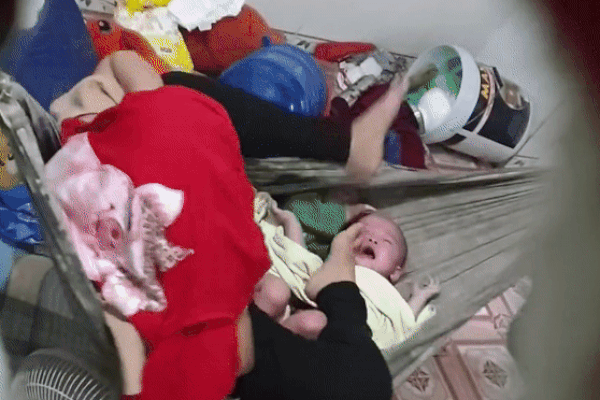 Clip: Người mẹ liên tục gào thét bất thường, đạp tới tấp vào 2 con sinh đôi