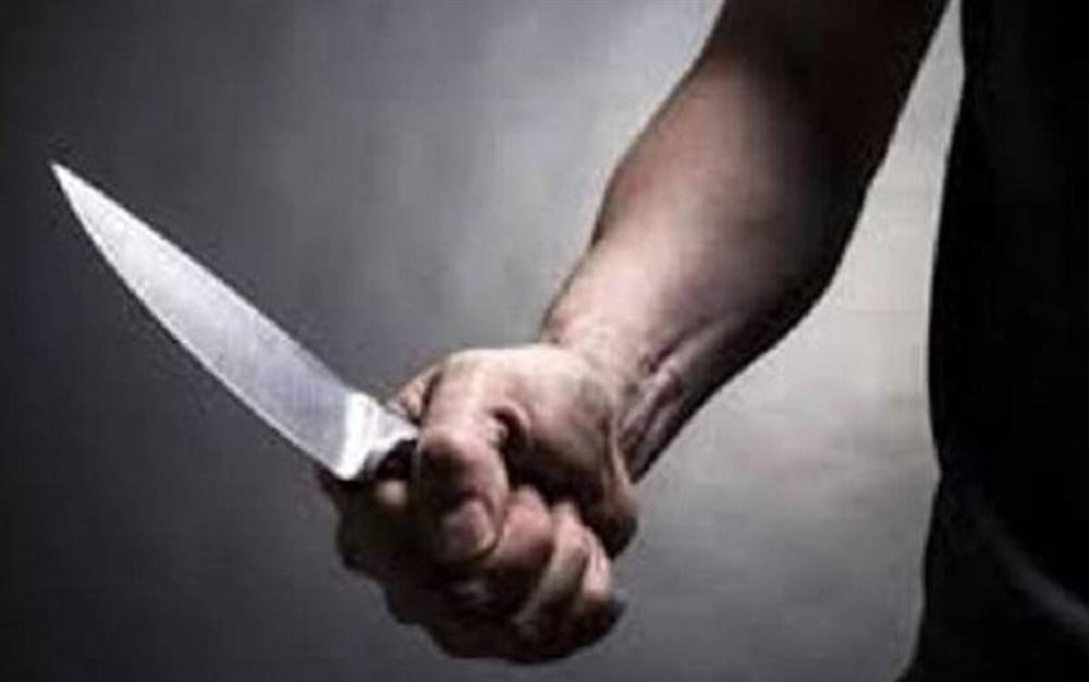 Thấy vợ bị bắt, chồng cầm dao nhọn lao vào đâm công an giải cứu vợ-1