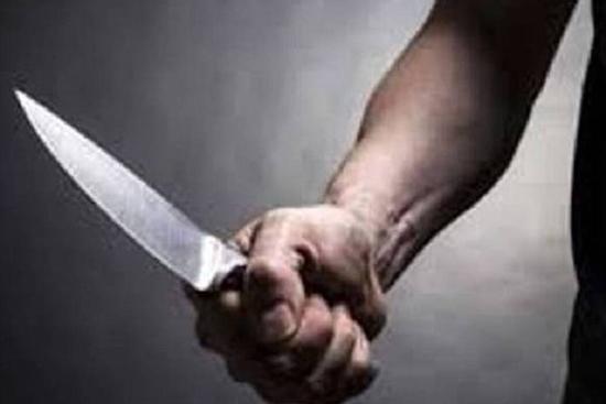 Thấy vợ bị bắt, chồng cầm dao nhọn lao vào đâm công an giải cứu vợ