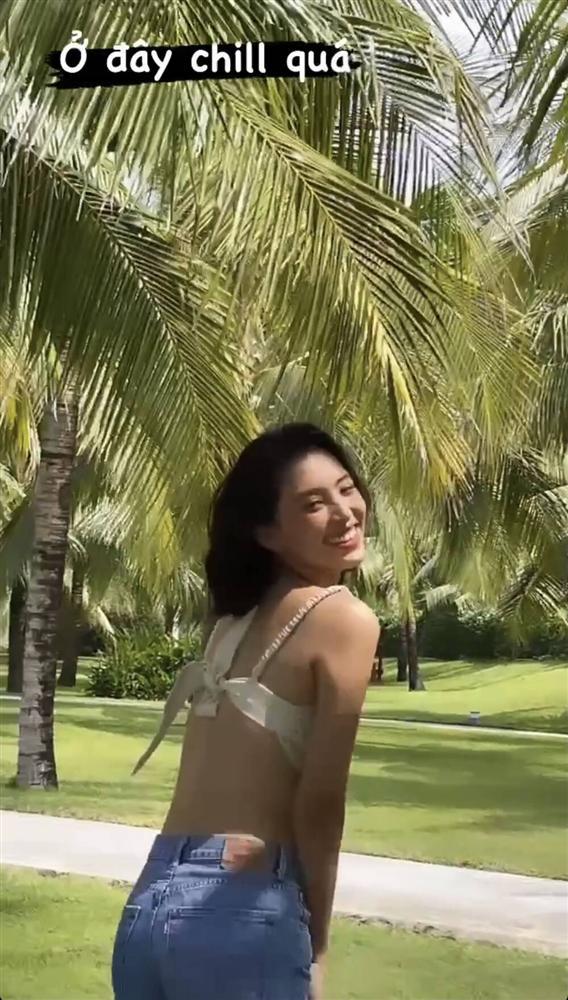 Hoa hậu Tiểu Vy diện áo tắm bé xíu, khoe khéo body chuẩn từng cm-2