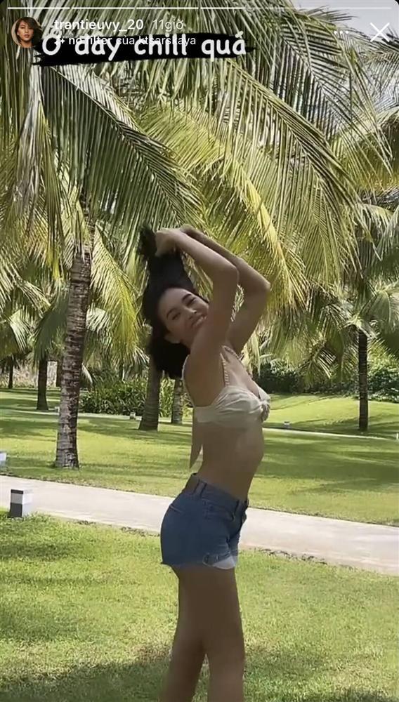 Hoa hậu Tiểu Vy diện áo tắm bé xíu, khoe khéo body chuẩn từng cm-3