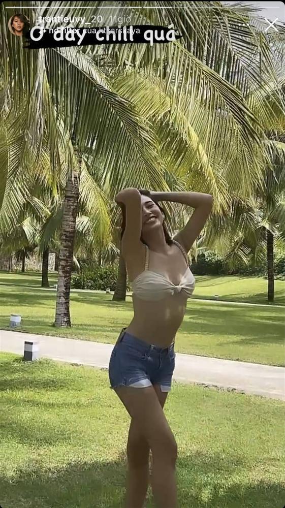 Hoa hậu Tiểu Vy diện áo tắm bé xíu, khoe khéo body chuẩn từng cm-4