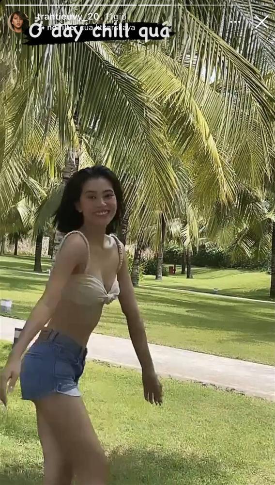 Hoa hậu Tiểu Vy diện áo tắm bé xíu, khoe khéo body chuẩn từng cm-7