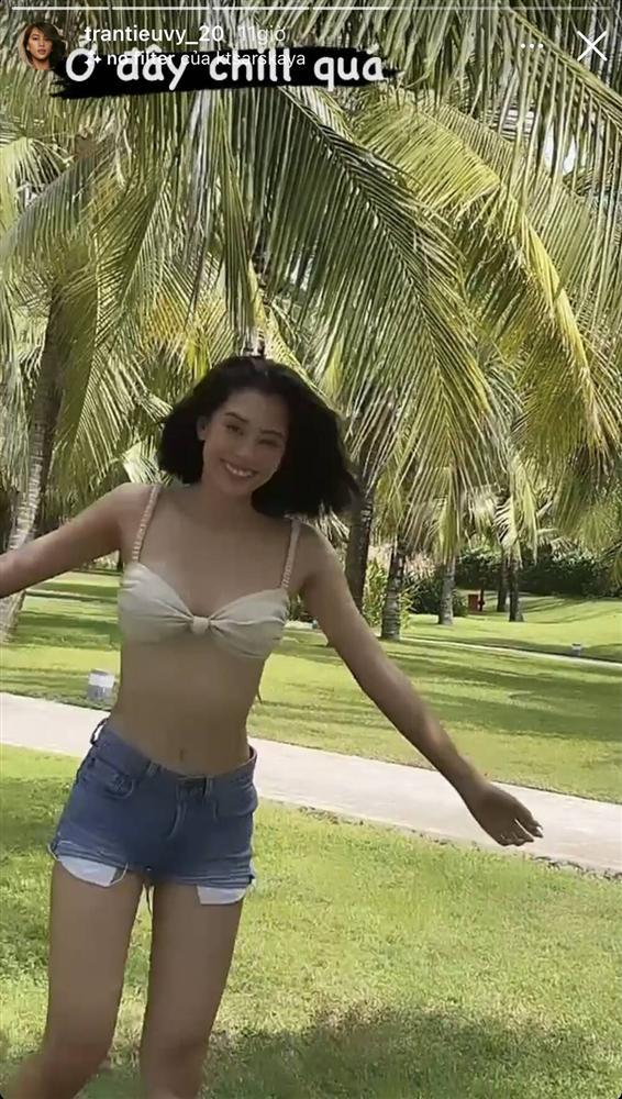 Hoa hậu Tiểu Vy diện áo tắm bé xíu, khoe khéo body chuẩn từng cm-6