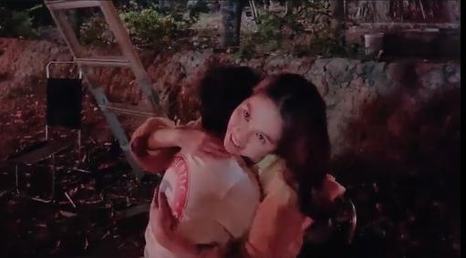 Ngọc Trinh tiếp tục hôn bé trai 8 tuổi, khéo léo hơn để tránh gạch đá-5