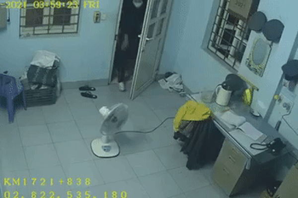 Clip: Chưa đầy 2 phút, tên trộm cạy khóa cửa 'nhảy' gọn 2 điện thoại