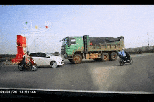 Clip: Đi ngược chiều còn cố tình đe dọa xe con, cuối cùng xe ben nhận cái kết muối mặt-1