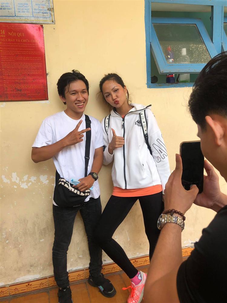 Dân mạng gặp HHen Niê ngoài đời, kể chuyện hoa hậu thi trượt bằng lái xe-1