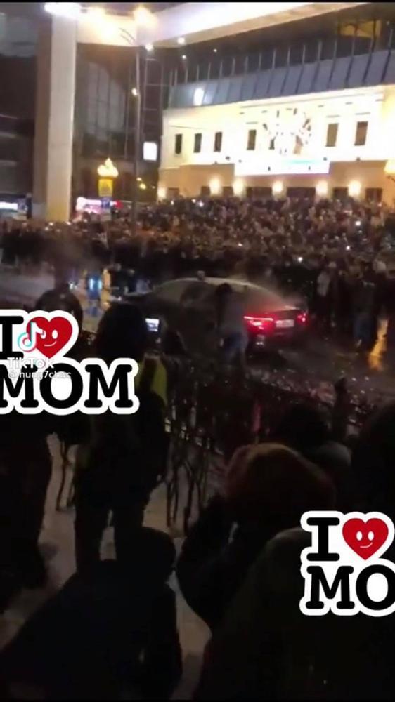 Xôn xao clip được cho là Hải Tú ngồi trong xe ô tô bị bao vây, ném trứng-1